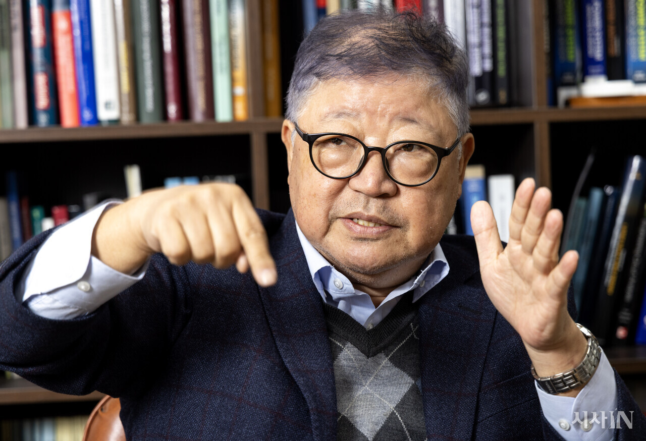 11월3일 홍익대 전자전기공학부 전영환 교수가 과의 인터뷰에서 수도권 수요 집중에 따른 전압안정도 문제에 대해 설명하고 있다. ⓒ시사IN 조남진