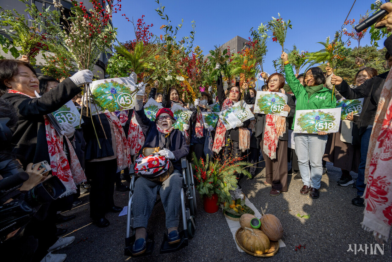 5·18 성폭력 피해자들과 연대를 위해 참석한 시민들이 ‘진실과 치유 퍼포먼스’를 하고 있다. ⓒ시사IN 조남진