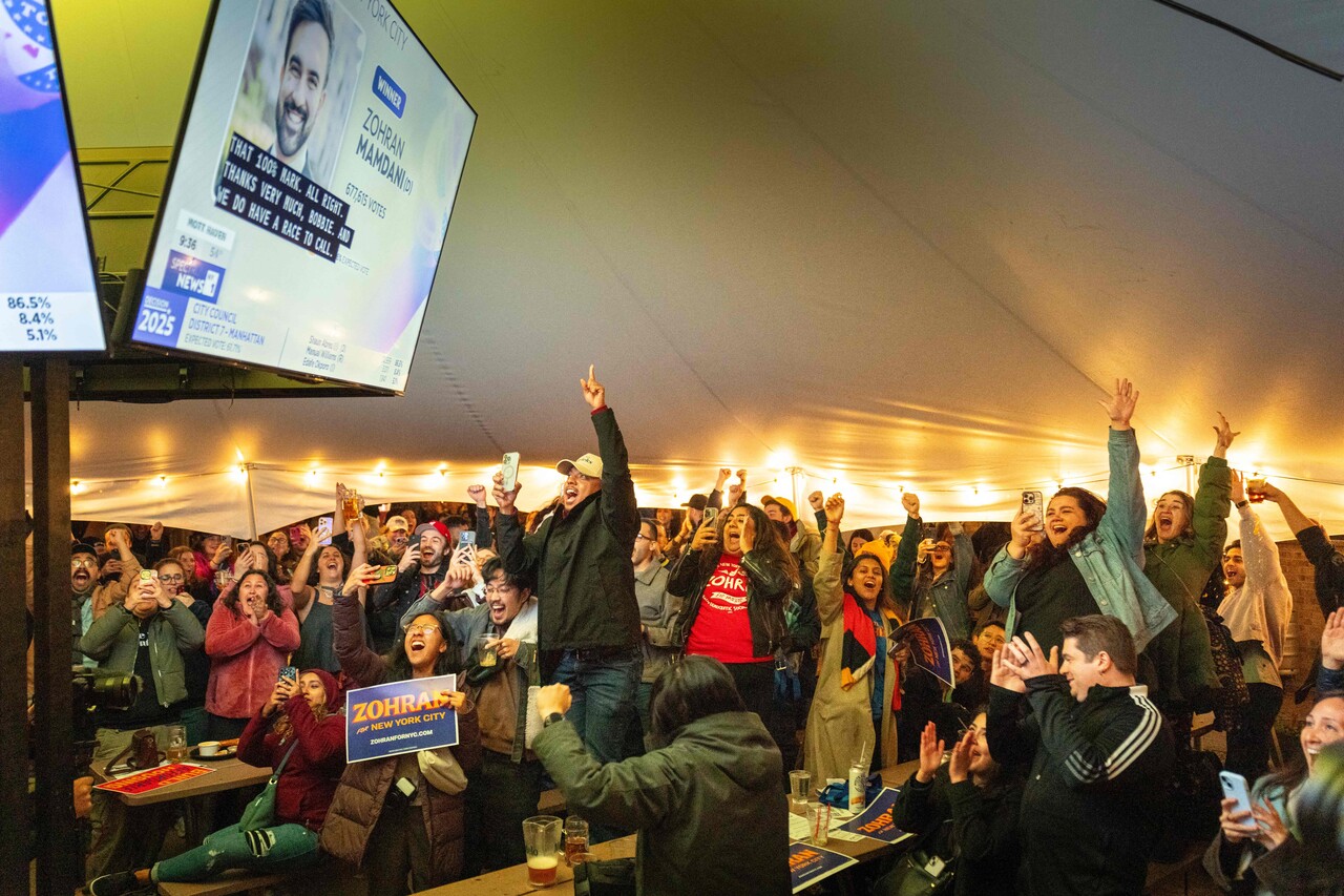 뉴욕시장 선거일이었던 11월4일, 조란 맘다니의 당선이 예측되자 지지자들이 환호하고 있다. ⓒAFP PHOTO