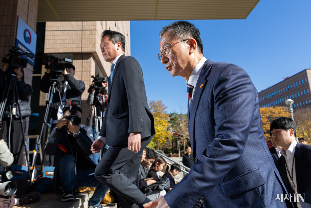 11월10일 정성호 법무부 장관이 항소 포기 논란에 대한 입장을 밝히고 법무부 청사로 들어서고 있다. ⓒ시사IN 신선영