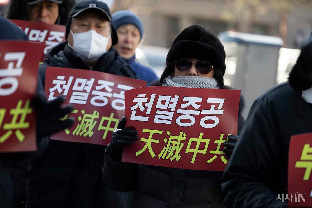 2월6일 서울 주한 중국 대사관 인근에서 보수단체 회원들이 ‘중국 내정간섭 반대’ 기자회견을 열었다. ⓒ시사IN 이명익