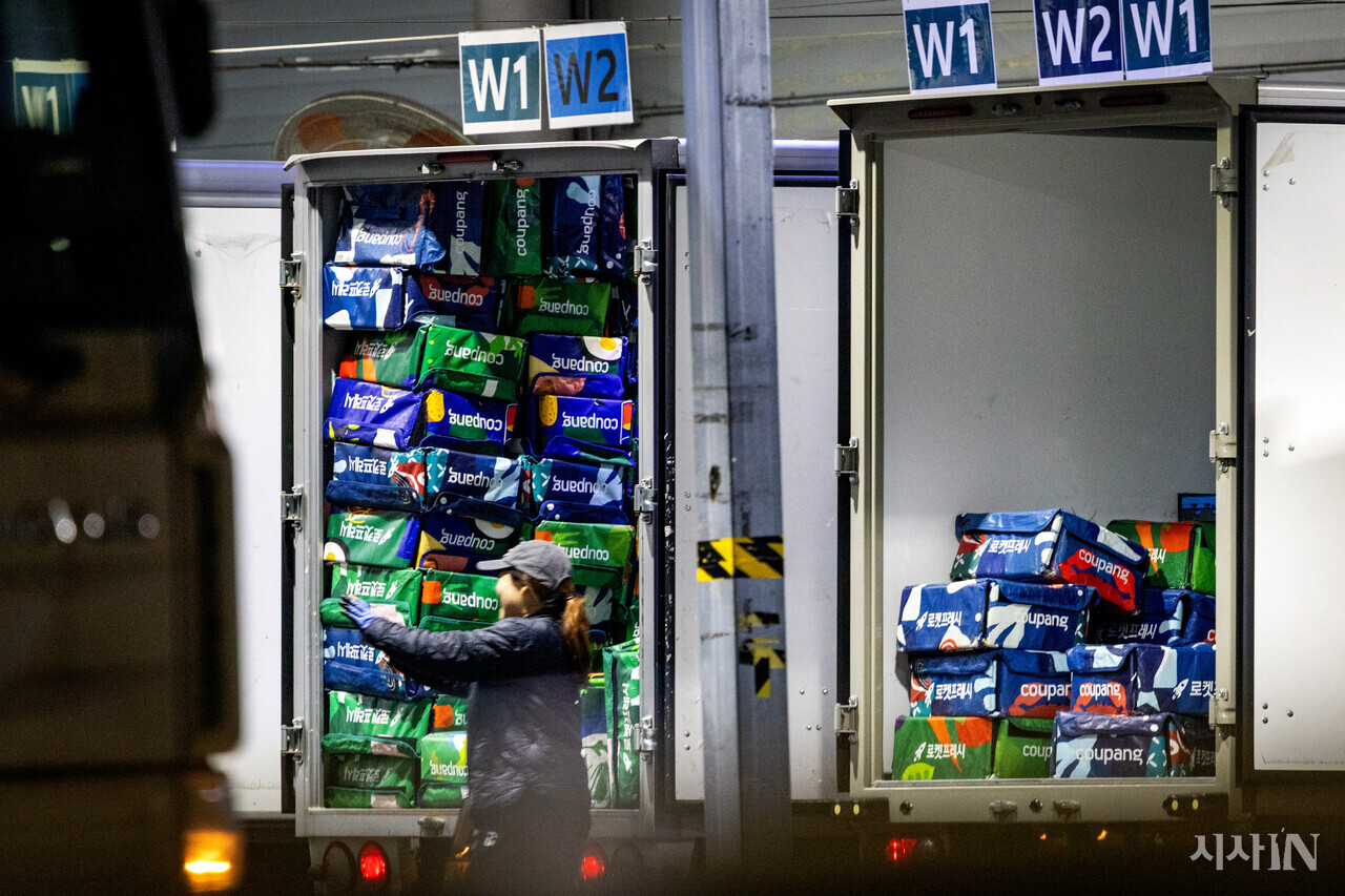 쿠팡 배송기사들은 프레시백이라 불리는 다회용 보냉 가방을 건당 100원에 회수해야 한다.ⓒ시사IN 박미소