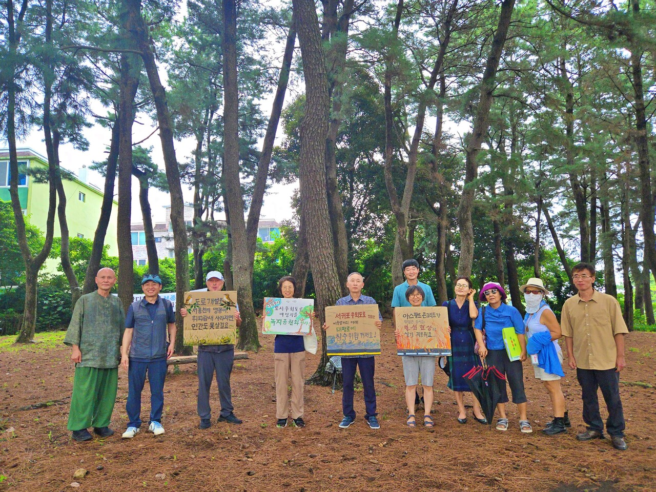 9월9일 한국내셔널트러스트 현장심사단과 제주 시민들이 서귀포 동홍동 솔숲에 모였다. ⓒ 〈미디어제주〉 김은애