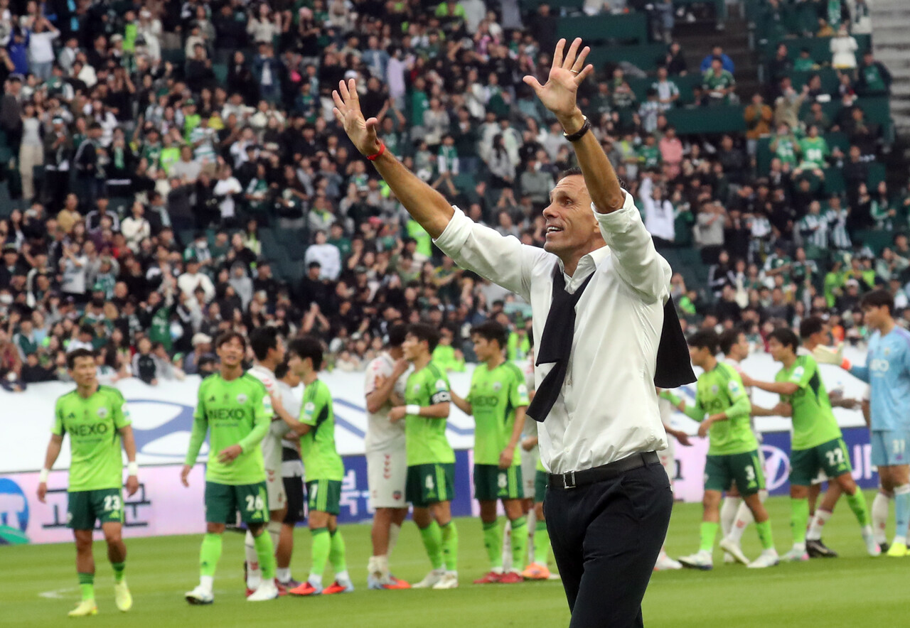 10월18일 전주월드컵경기장에서 전북 현대의 열 번째 우승을 확정한 포옛 감독이 손을 흔들고 있다. ⓒ연합뉴스