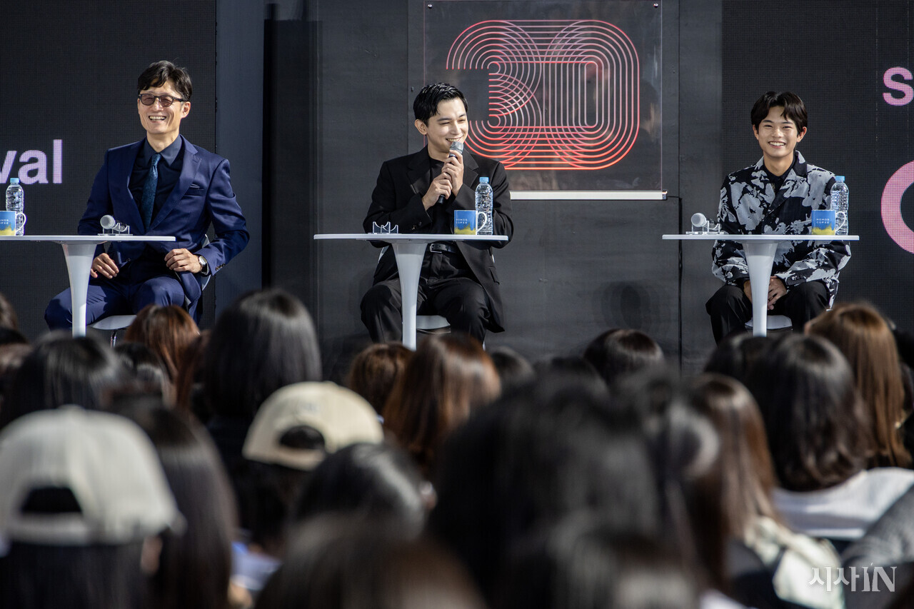 9월21일 부산 해운대구 영화의전당에서 열린 제30회 부산국제영화제에서  오픈 토크가 열렸다. 왼쪽부터 이상일 감독, 배우 요시자와 료, 구로카와 소야. ⓒ시사IN 박미소