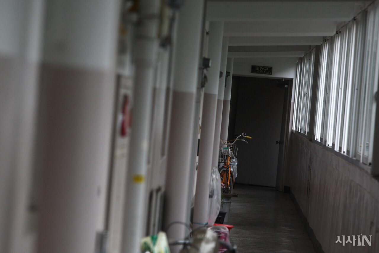 고독사 현장인 서울의 한 아파트. 취재하다 보면 때를 놓친 것만 같은 경우가 허다하다. ⓒ시사IN 이명익