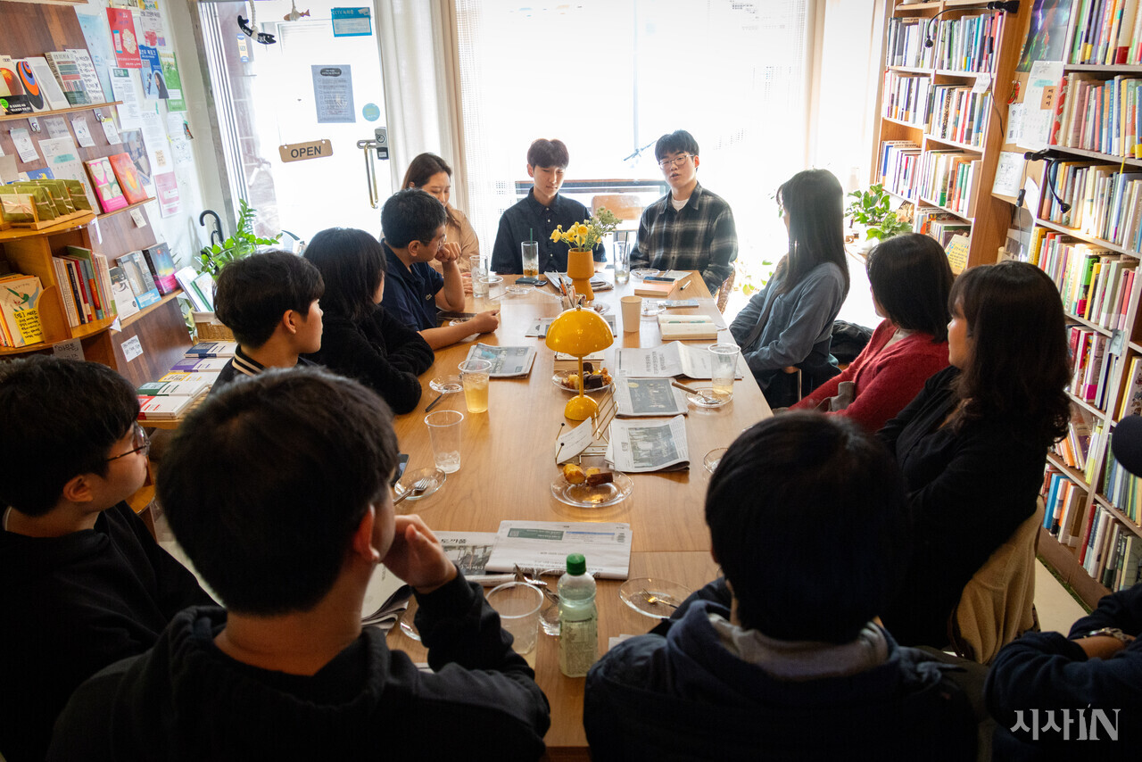 11월9일 서부건 사회부장과 문성호 편집장이  서울 관악구의 한 독립 책방에서 열린 후원 간담회에서 이야기를 나누고 있다. ⓒ시사IN 신선영