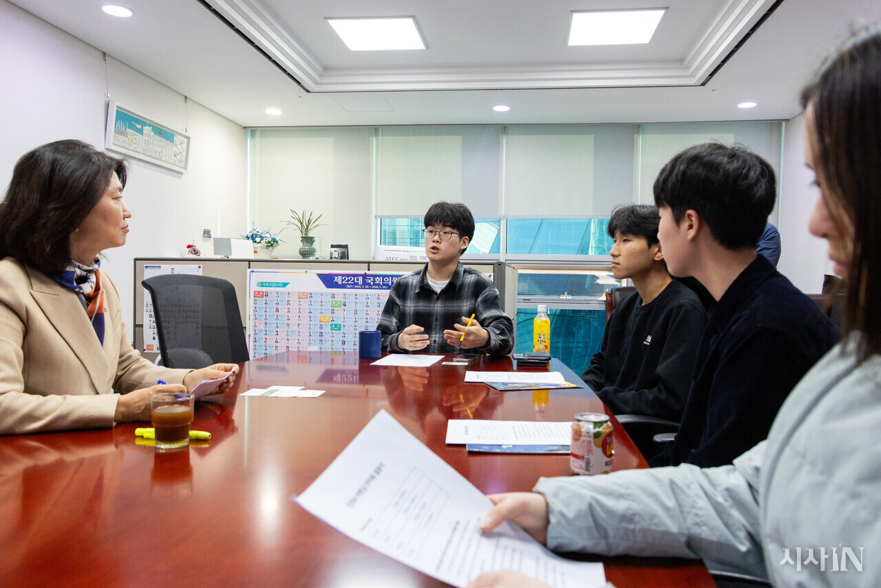 문성호 편집장, 서부건 사회부장, 조준수 부편집장, 이윤서  기자(왼쪽 두 번째부터)가 조국혁신당 강경숙 의원(왼쪽)과 인터뷰를 하고 있다. ⓒ시사IN 신선영