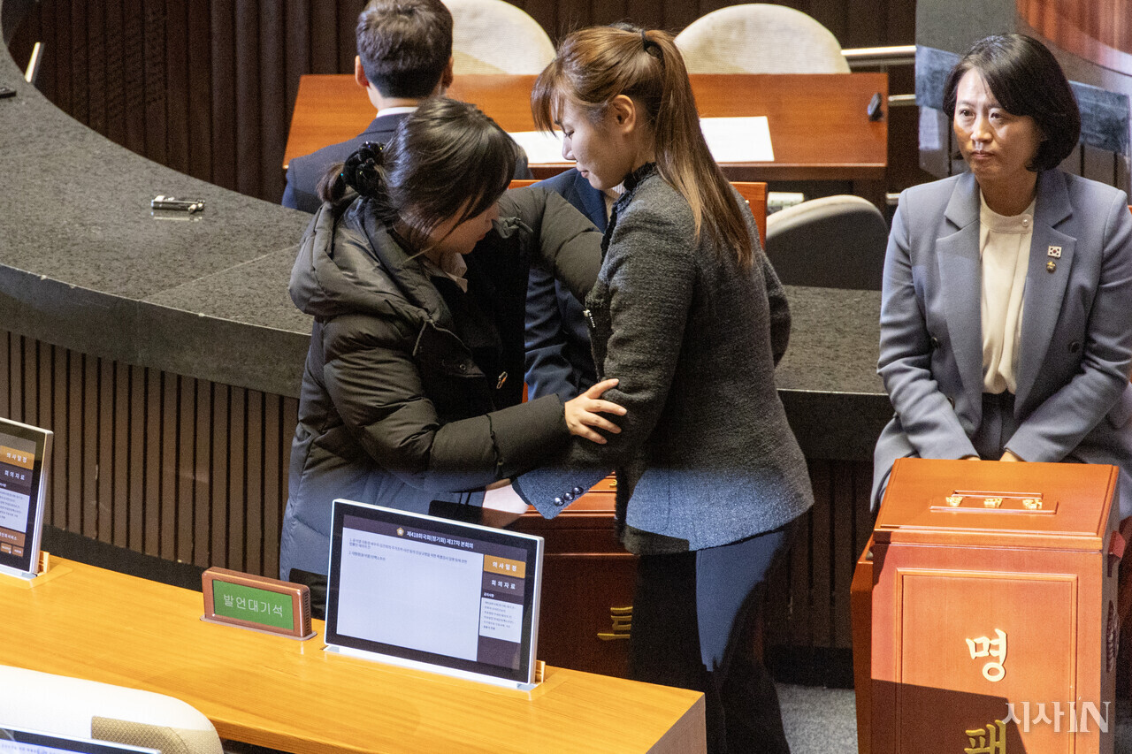 2024년 12월7일 서울 여의도 국회에서 열린 본회의에서 김예지 국민의힘 의원이  윤석열 대통령 탄핵안에 투표하기 위해 대기 중이다. ⓒ시사IN 박미소
