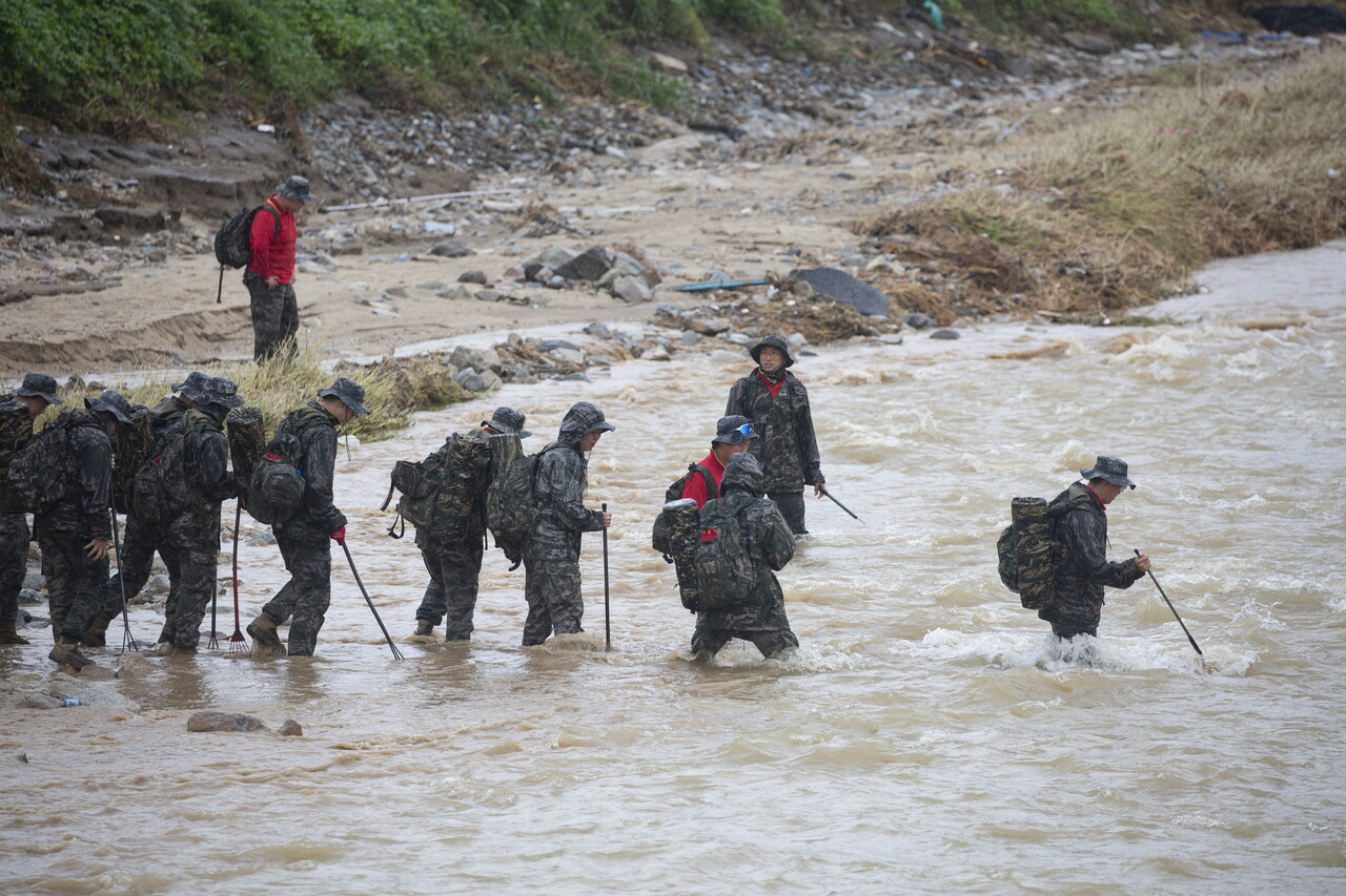 2023년 7월18일 해병대 1사단 소속 해병대원들이 수중 수색에 나섰다. 당시 현장을 점검한 임성근 전 1사단장은 “해병대 티셔츠가 잘 보이게 복장을 통일하라”고 지시했다 ⓒEPA